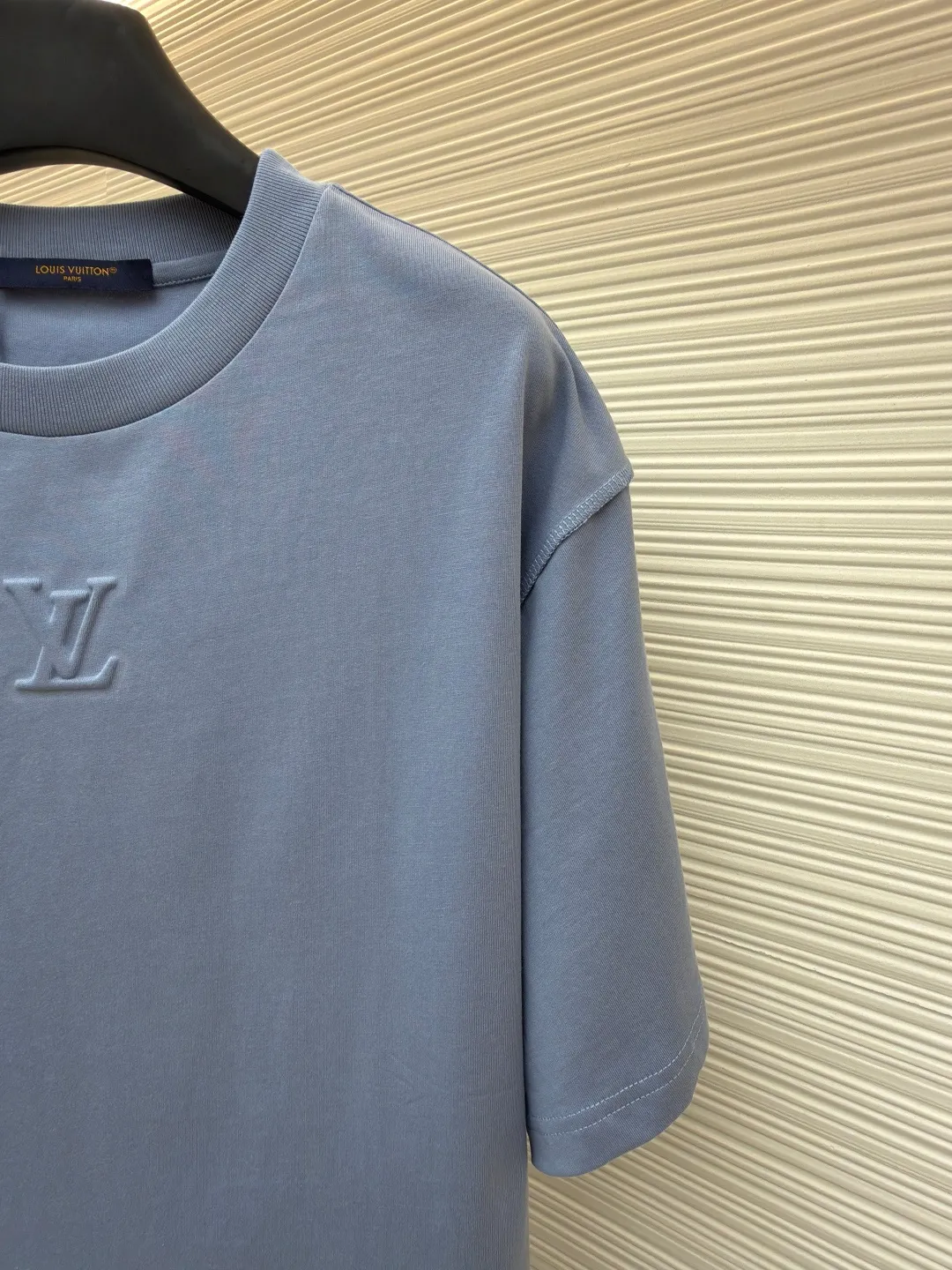LOUISVUITTON embossed small label T-shirt ●Authentic product: purchased and developed by 5450 ●Item number: 1682105-A00 ●Fabric: pure cotton fabric ●Technology: embossed production ●Version: fitted version ●Weight: about 300 grams ●Size: XS-S-M-L ●Description: Fabric is 40S/2 Double-strand smooth cotton plain weave, dust-free wool processing; matching 40s single-strand combed cotton, 280g cylindrical machine rib. The front panel is stamped and filled. After low-temperature stamping with a steel stamp, the inside is filled with foam cotton. The bottom surface is directly sealed with low-temperature hot melt glue at 80 degrees Celsius. The integrated machine operation makes the relief pattern three-dimensional and full and stylish. High-quality products require natural and beautiful products. The overall wiring is straight and delicate, the fabric is comfortable and soft, and the color is consistent without color difference. It can be matched with the same style to create a fashionable look and control various occasions. Customized accessories, complete with three standards, same style for men and women!